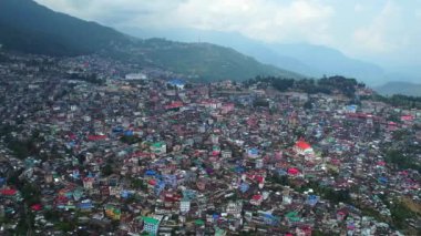 Hindistan 'daki Nagaland, Kohima' daki yamaç boyunca binalar ve evler ile şehir manzarası