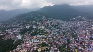 Hindistan 'daki Nagaland, Kohima' daki yamaç boyunca binalar ve evler ile şehir manzarası