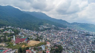 Kohima, Nagaland, Hindistan 'daki Kohima Katedrali boyunca binalarla ve Kohima Katedrali ile hava manzarası