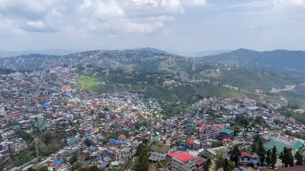 Hindistan 'daki Nagaland, Kohima' daki yamaç boyunca binalar ve evler ile şehir manzarası