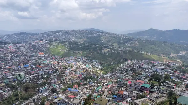 Hindistan 'daki Nagaland, Kohima' daki yamaç boyunca binalar ve evler ile şehir manzarası