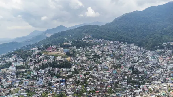 Kohima, Nagaland, Hindistan 'daki Kohima Katedrali boyunca binalarla ve Kohima Katedrali ile hava manzarası