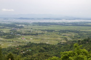 Imphal Manipur Hindistan 'daki güzel loktak gölü ve imphal şehir manzarası.