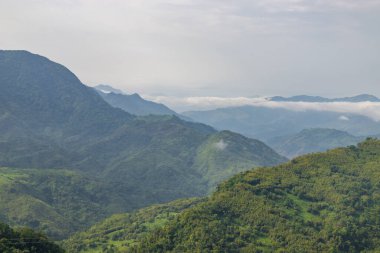 Manipur Hindistan 'ın manipur manzarasında, akşam günbatımının olduğu güzel dağ vadisi..