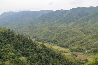 Rengpang köyünün yanındaki nungba 'daki güzel dağ vadisi. Manipur Hindistan 'ın doğa manzarası.
