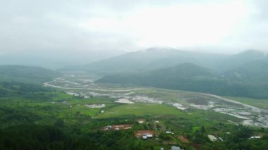 Pirinç tarlası Hindistan 'ın kuzey doğusunda çekildi. Kangpokpi Köyü pirinç teraslarındaki güzel dağ evi ve pirinç tarlalarının Mayangkhang Kilisesi Manipur Hindistanı yakınlarındaki Senapati nehri ile 4k hava manzarası..
