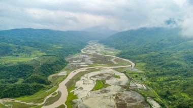 Pirinç tarlası Hindistan 'ın kuzey doğusunda çekildi. Güzel dağ evlerinin ve kangpokpi köyünün pirinç tarlalarının havadan görünüşü Mayangkhang Vaftiz Kilisesi Manipur Hindistan yakınlarındaki Senapati Nehri 'nin pirinç terasları.