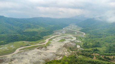 Pirinç tarlası Hindistan 'ın kuzey doğusunda çekildi. Güzel dağ evlerinin ve kangpokpi köyünün pirinç tarlalarının havadan görünüşü Mayangkhang Vaftiz Kilisesi Manipur Hindistan yakınlarındaki Senapati Nehri 'nin pirinç terasları.