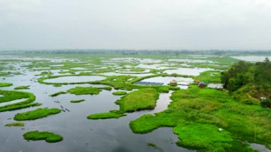 Aerial view Loktak Gölü, Hindistan 'ın en büyük tatlı su gölü ve thanga köyüdür..