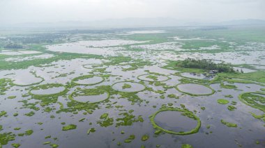 Aerial view Loktak Gölü, Hindistan 'ın en büyük tatlı su gölü ve thanga köyüdür..