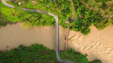 Irang nehri üzerindeki eski köprünün havadan görünüşü. Bu köprü Manipur Hindistan 'daki sınır yolları örgütü tarafından yapıldı..