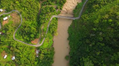 Irang nehri üzerindeki eski köprünün havadan görünüşü. Bu köprü Manipur Hindistan 'daki sınır yolları örgütü tarafından yapıldı..
