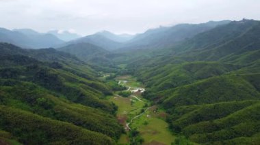 Rengpang köyü yakınlarındaki Nungba 'daki Güzel Dağ Vadisi' nin hava manzarası. Hindistan 'daki Manipur' un doğa manzarası.