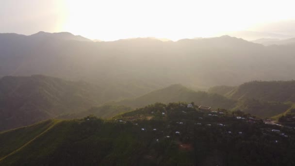 サンバの村の近くの美しい山の谷の空中観察 インドの自然景観 — ストック動画