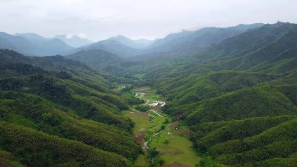 Légi Kilátás Gyönyörű Hegyi Völgy Nungba Közelében Rengpang Falu Természet — Stock videók
