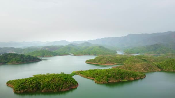 インドのミュルタムマニウルで美しいカウガ湖やタタサ川と山の景色の空中ビュー — ストック動画