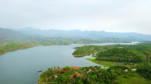 インドのミュルタムマニウルで美しいカウガ湖やタタサ川と山の景色の空中ビュー — ストック動画