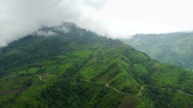 Longsai köyü ve Leimatake nehri yakınlarındaki nungba 'daki güzel dağ vadisinin hava manzarası. Hindistan' daki Manipur 'un doğa manzarası..