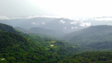 Longsai köyü ve Leimatake nehri yakınlarındaki nungba 'daki güzel dağ vadisinin hava manzarası. Hindistan' daki Manipur 'un doğa manzarası..