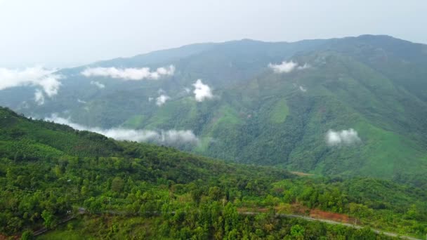 ロングサイ村とリーマシュ川の近くのバンバの美しい山の渓谷の空想的な景色 インドのマニラの自然景観 — ストック動画