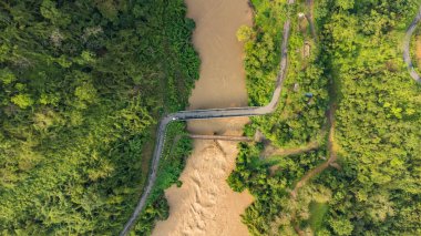 Irang nehri üzerindeki eski köprünün havadan görünüşü. Bu köprü Manipur Hindistan 'daki sınır yolları örgütü tarafından yapıldı..