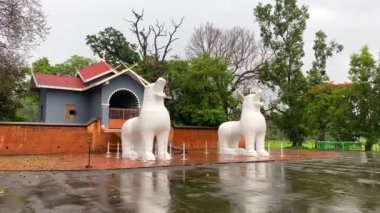 Imphal, manipur, india.14 Mayıs 2022. Manipur kangla kalesi ve İmphal 'deki brindavan chandra tapınağının tarihi anıtına turistler geldi..