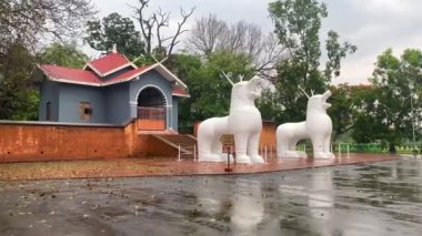 Imphal, manipur, india.14 Mayıs 2022. Manipur kangla kalesi ve İmphal 'deki brindavan chandra tapınağının tarihi anıtına turistler geldi..