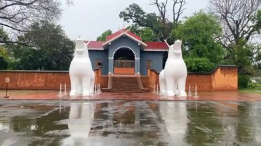 Imphal, manipur, india.14 Mayıs 2022. Manipur kangla kalesi ve İmphal 'deki brindavan chandra tapınağının tarihi anıtına turistler geldi..