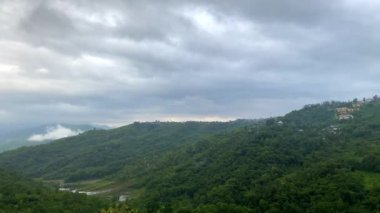 Makhel köyündeki güzel dağ manzarası ve Barak nehri Senapati bölgesinde yer almaktadır. Bu köyün insanları Hindistan 'da huzur içinde yaşıyor..