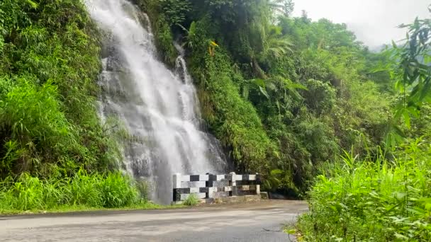 Luftaufnahme Des Schönen Gebirgstals Nungba Wasserfall Bei Nungba Straßen Naturlandschaft — Stockvideo