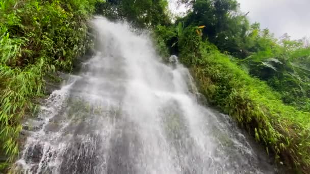サンバの滝の美しい山の渓谷の空想的な眺め インドの自然景観 — ストック動画