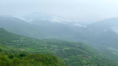 Lungthul l köyünün yakınındaki Guite Yolu 'ndaki güzel dağ vadisinin hava manzarası. Hindistan 'daki Manipur' un doğa manzarası.