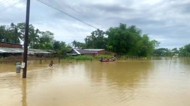 Silchar, Assam, Hindistan 19 Mayıs 2022 tarihinde 2022 Muson döneminde, barak nehri Hindistan 'da Manipur, Nagaland, mizoram ve assam eyaletleri boyunca 900 kilometre akar. Şiddetli sağanak yağış nedeniyle sular altında kaldı.