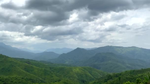 肺の村の近くのガイドロードで美しい山の谷の空中ビュー インドの自然景観 — ストック動画