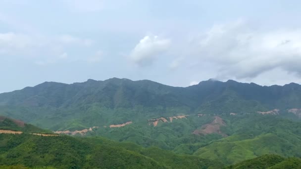 肺の村の近くのガイドロードで美しい山の谷の空中ビュー インドの自然景観 — ストック動画