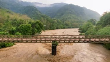 Irang nehri üzerindeki eski köprünün havadan görünüşü. Bu köprü Manipur Hindistan 'daki sınır yolları örgütü tarafından yapıldı..