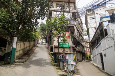 Aizawl, mizoram india.23 Mayıs 2022 Kuzeydoğu Hindistan 'ın Mizoram kentindeki Aizawl tepesinde işlek bir pazar caddesi..