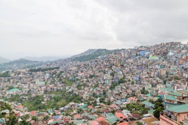 Aizawl şehrinin mizoram başkenti Aizawl, mizoram, Hindistan ve Asya 'daki evlere ve tepelere bakıyor.