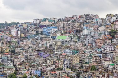 Aizawl şehrinin mizoram başkenti Aizawl, mizoram, Hindistan ve Asya 'daki evlere ve tepelere bakıyor.