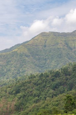 Mizoramdaki güzel Reiek tepeleri. Mizoramdaki Aizawl şehrinin yakınlarındaki Reiek tatil beldesinin etrafındaki yeşil tepeler..