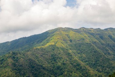 Mizoramdaki güzel Reiek tepeleri. Mizoramdaki Aizawl şehrinin yakınlarındaki Reiek tatil beldesinin etrafındaki yeşil tepeler..