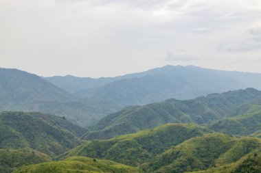 Mizoramdaki güzel Batı Phaileng tepeleri. Mizoramdaki Aizawl şehrinin yakınlarındaki Tuahzawl köyünün etrafındaki yeşil tepeler..