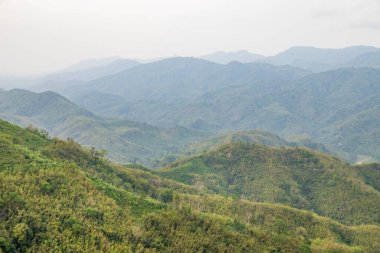 Mizoramdaki güzel dampui tepeleri. Hindistan 'ın Aizawl mizoram şehrinin yakınlarındaki dampui köyünün çevresindeki yeşil tepeler..