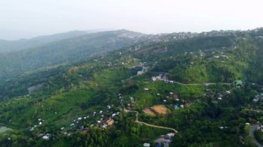 Mizoramdaki güzel Kolasib tepelerinin hava manzarası. Mizoram Hindistan 'daki Kolasib kasabasının çevresindeki yeşil tepeler..