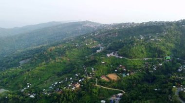 Mizoramdaki güzel Kolasib tepelerinin hava manzarası. Mizoram Hindistan 'daki Kolasib kasabasının çevresindeki yeşil tepeler..