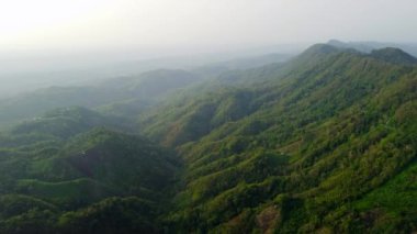 Mizoramdaki güzel akciğer nupa tepelerinin havadan görünüşü. Mizoram Hindistan 'daki Bualpui köyünün çevresindeki yeşil tepeler..