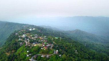Mizoramdaki güzel akciğer nupa tepelerinin havadan görünüşü. Mizoram Hindistan 'daki Bualpui köyünün çevresindeki yeşil tepeler..