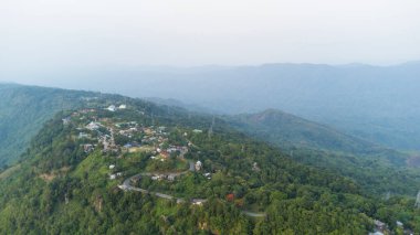 Mizoramdaki güzel akciğer nupa tepelerinin havadan görünüşü. Mizoram Hindistan 'daki Bualpui köyünün çevresindeki yeşil tepeler..