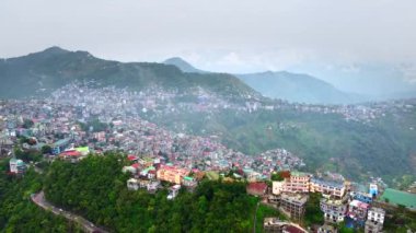 Aizawl şehir başkenti mizoram 'ın gökyüzü manzarası evlerin ve tepelerin üzerindeki bina aizawl, mizoram, Hindistan, Asya