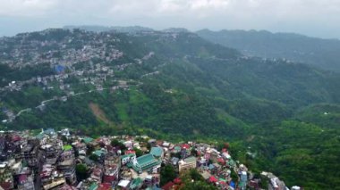 Aizawl şehir başkenti mizoram 'ın gökyüzü manzarası evlerin ve tepelerin üzerindeki bina aizawl, mizoram, Hindistan, Asya